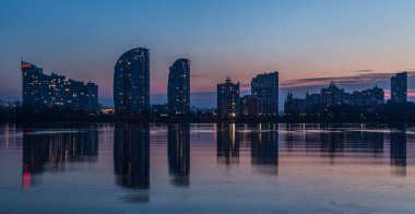 Obolon 'da güzel bir gün batımı. Kiev. Ukrayna. 26 Mart 2020