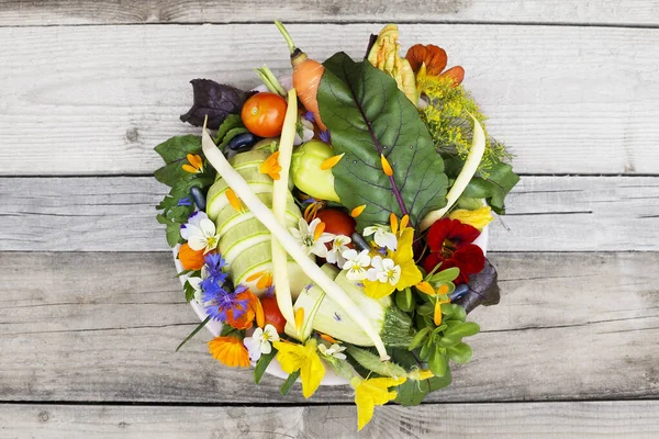 Taze Sebzeler Tabakta Bitkiler Bahçe Ürünü Sağlıklı Beslenme Beslenme Kavramı — Stok fotoğraf