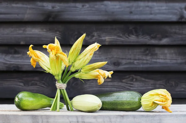 Zucchine Zucca Estiva Uno Sfondo Una Recinzione Legno Fiori Zucchine — Foto Stock