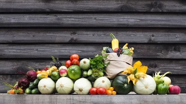 有機野菜や果物 素朴な木の背景に様々な生野菜と組成 健康食品 ハーブ スパイス — ストック写真