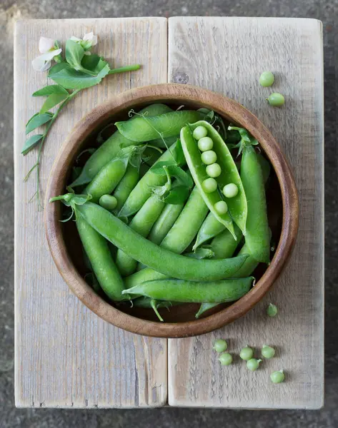 Herzhafte Frische Grüne Erbsen Und Schoten Einer Hölzernen Schüssel Erbsenzweige — Stockfoto