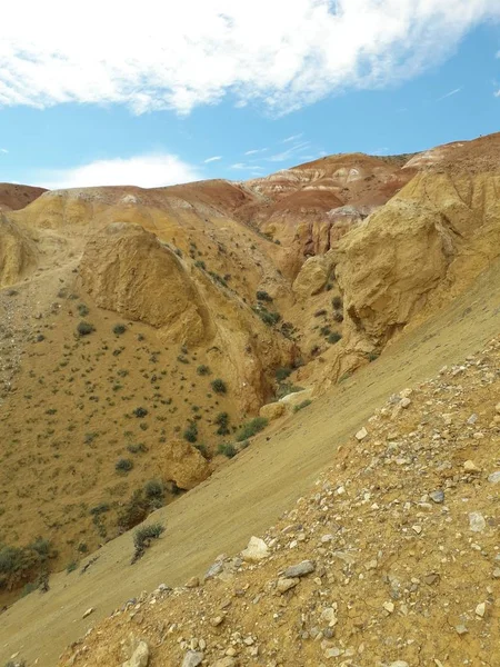 ロシアのアルタイ山脈の火星の谷の山の中腹にある黄色の粘土 — ストック写真
