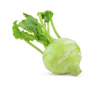 İzole edilmiş beyaz arka planda yeşil yapraklı taze kohlrabi. tam alan derinliği