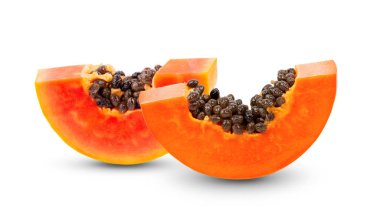 Beyaz arka planda izole edilmiş tohumlu olgun papaya meyvesi.