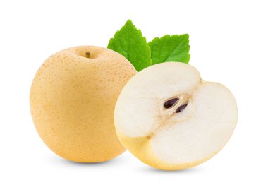 Beyaz arkaplanda yapraklı sarı armut meyvesi