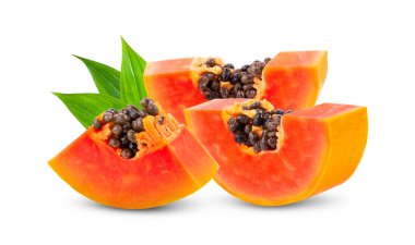 Beyaz arka planda izole edilmiş tohumlu olgun papaya meyvesi.