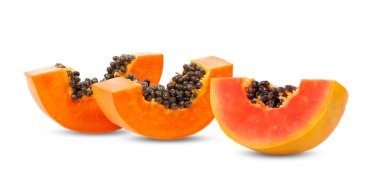 Beyaz arka planda izole edilmiş tohumlu olgun papaya meyveleri. tam alan derinliği