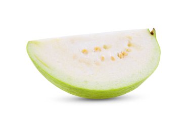 Beyaz arkaplanda izole edilmiş guava meyvesi dilimi.