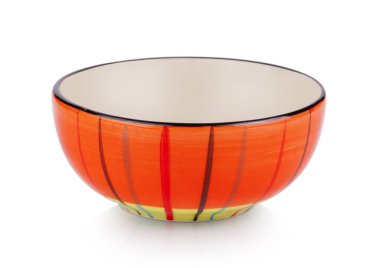 Beyaz arkaplanda boş seramik kase