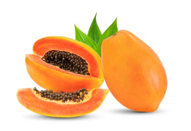 Beyaz arka planda yaprak izole edilmiş olgun papaya meyvesi