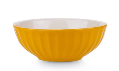 Beyaz arkaplanda izole edilmiş sarı seramik kase