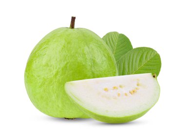 Beyaz zemin üzerinde yaprak izole Guava meyvesi.
