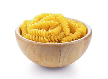 Beyaz arka planda izole edilmiş ahşap kasede çiğ makarna (Gomiti Pasta) yığını