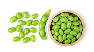 Beyaz arka planda izole edilmiş odun kasesindeki edamame yeşil soya fasulyesi. en üstteki görünüm