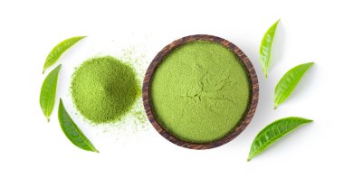 Beyaz arka planda izole edilmiş yeşil çay tozu ve yaprak. en üstteki görünüm