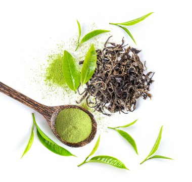 Beyaz arka planda izole edilmiş çay yaprağı ve ahşap kaşıkta kibrit yeşil çay tozu. en üstteki görünüm