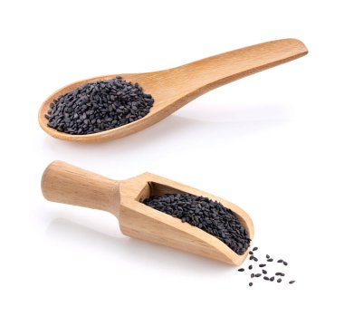 Tahta kaşıkta siyah susam, beyaz arka planda izole edilmiş. tam alan derinliği