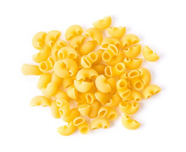 Beyaz arkaplan görünümlü pişmemiş makarna