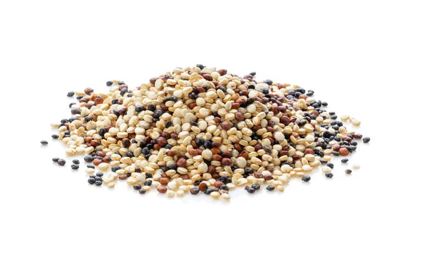 Quinoa Não Cozida Isolada Sobre Fundo Branco — Fotografia de Stock