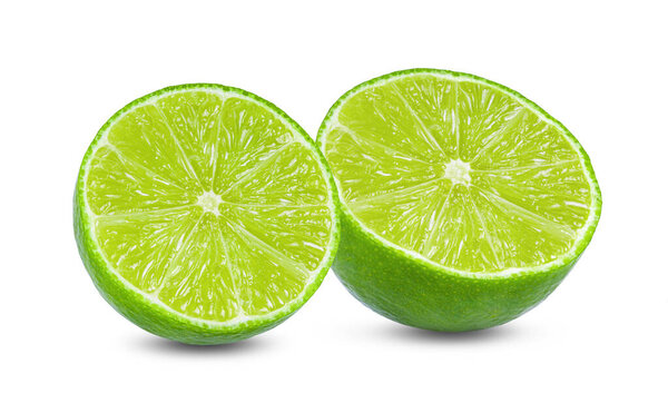 Сочный кусок лайма изолирован на белом фоне