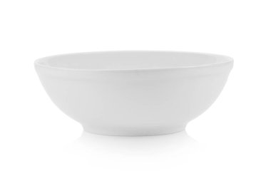 Beyaz arkaplanda boş beyaz kase