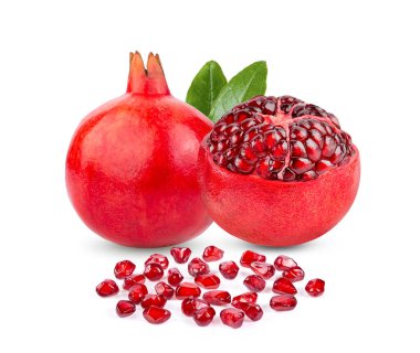 Beyaz arka planda yaprak izole edilmiş nar. tam alan derinliği