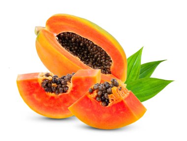 Beyaz arka planda yaprak izole edilmiş tam ve yarım olgun papaya. tam alan derinliği