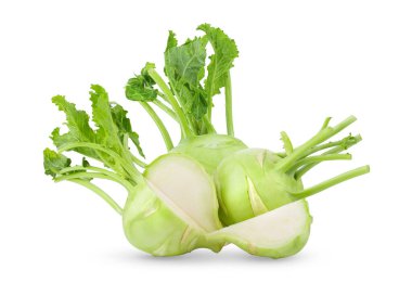 İzole edilmiş beyaz arka planda yeşil yapraklı taze kohlrabi. tam alan derinliği
