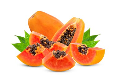 Beyaz arka planda izole edilmiş tohumlu olgun papaya meyvesi.