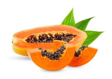 Beyaz arka planda yaprak ile ayrılmış olgun papaya dilimleri. tam alan derinliği