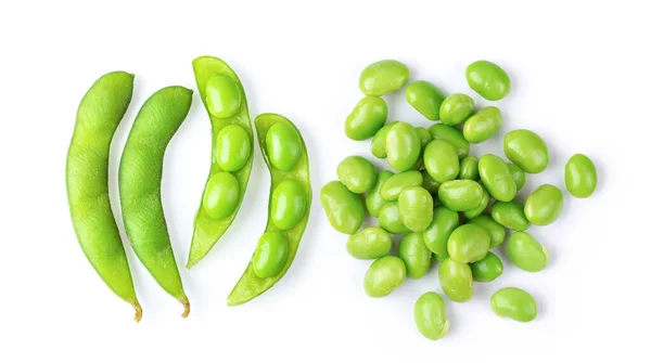 白い背景に隔離された緑の大豆の種 トップビュー — ストック写真