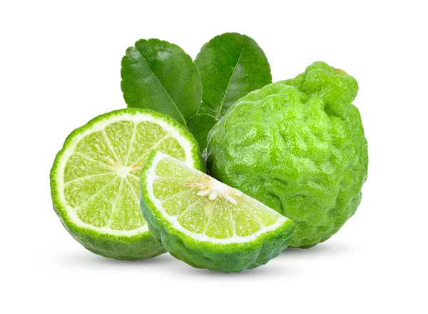 Beyaz zemin üzerinde yaprak izole taze bergamot meyvesi