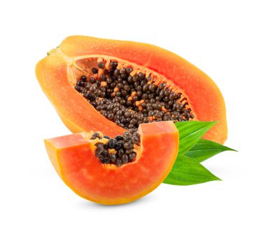Beyaz arka planda izole edilmiş tohumlu olgun papaya meyvesi.