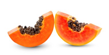 Dilimlenmiş papaya beyaz arkaplanda izole