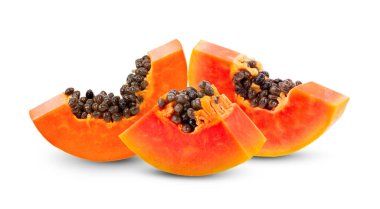Dilimlenmiş papaya beyaz arkaplanda izole