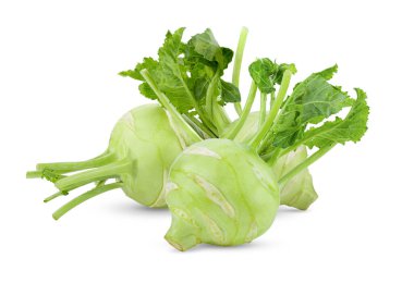 İzole edilmiş beyaz arka planda yeşil yapraklı taze kohlrabi. tam alan derinliği
