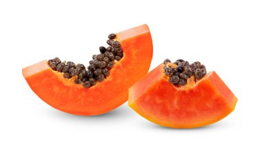 Beyaz arka planda izole edilmiş tohumlu olgun papaya meyvesi.