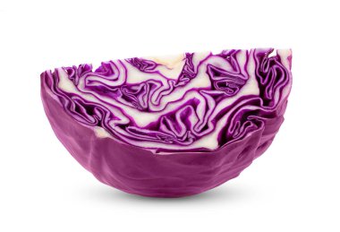 Beyaz arka planda izole edilmiş kırmızı lahana dilimi. tam alan derinliği