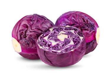 Beyaz arka planda kırmızı lahana izole edilmiş. tam alan derinliği