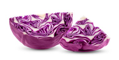 Beyaz arka planda izole edilmiş kırmızı lahana dilimi. tam alan derinliği