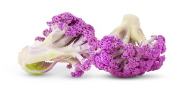 Beyaz arkaplanda mor karnabahar