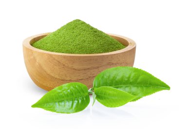 Beyaz arka planda ahşap kasede yaprak olan hazır kibrit yeşil çay.