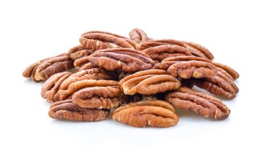 Beyaz bir arkaplanda soyutlanmış cevizler 