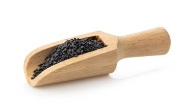 Tahta kepçesinde susam beyaz arka planda izole