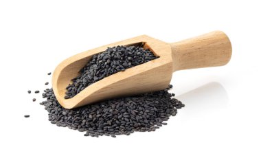 Tahta kepçesinde susam beyaz arka planda izole