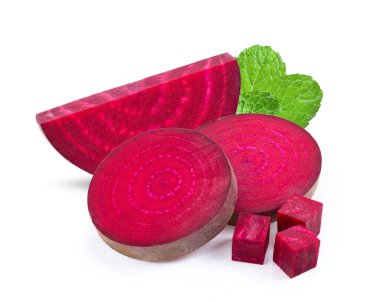 Beyaz arka planda yaprağı olan bir pancar dilimi. tam alan derinliği