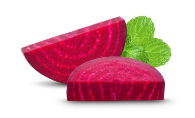 Beyaz arka planda yapraklı pancar dilimleri. tam alan derinliği