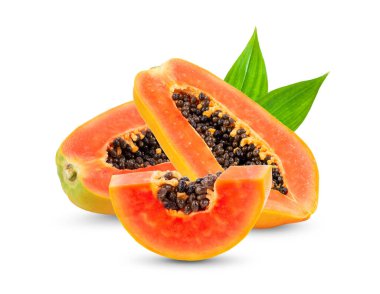 Beyaz arka planda yaprak izole edilmiş olgun bir papaya. tam alan derinliği