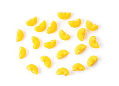 Beyaz arka planda pişmemiş makarna. en üstteki görünüm