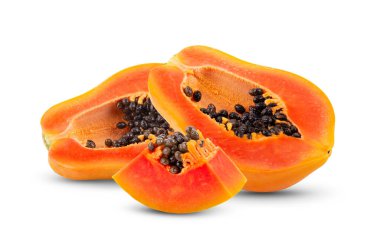 Olgun papaya meyvelerinin yarısı beyaz arka planda izole edilmiş tohumlarla. tam alan derinliği
